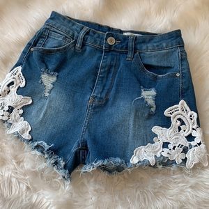 📌Distressed Laced Jean Shorts